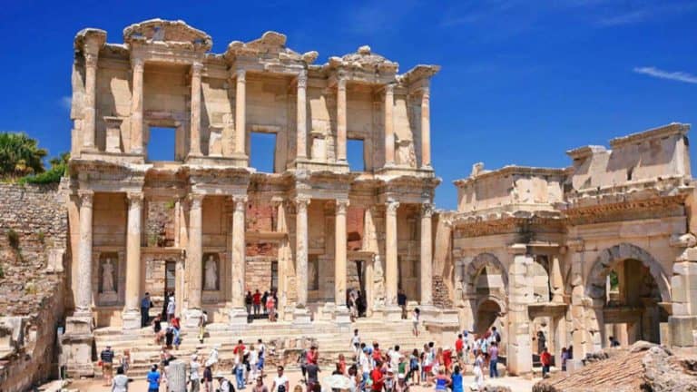 Efes Antik Kenti: Taşların Fısıldadığı Bir Medeniyet