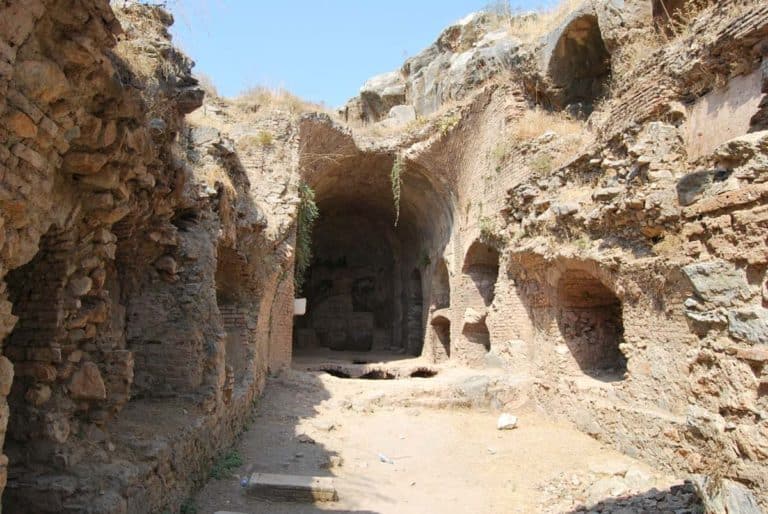 Yedi Uyurlar Mağarası: İnanç, Efsane ve Tarihin Kesiştiği Yer