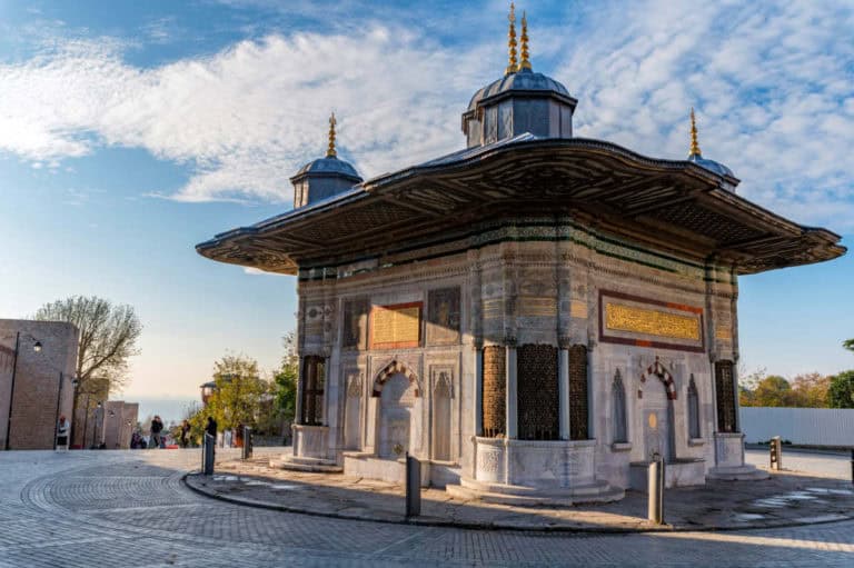 III. Ahmet Çeşmesi: Topkapı Sarayı Önündeki Osmanlı’nın En Zarif Eseri